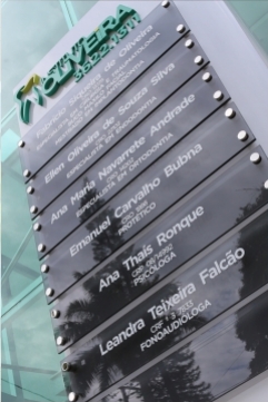 Totem em ACM com Letras Caixa e Vidros - Instituto Oliveira - Jaboti PR