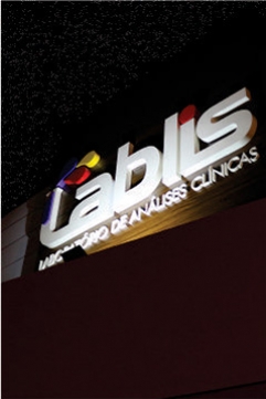 Fachada Revestida em ACM e Letras Caixa - Lablis Laboratório de Análises Clínicas - Pinhalão PR