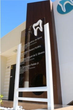 Totem Tubular com Vidro Temperado e Letras Caixa - Odontologia Clínica - Jaboti PR
